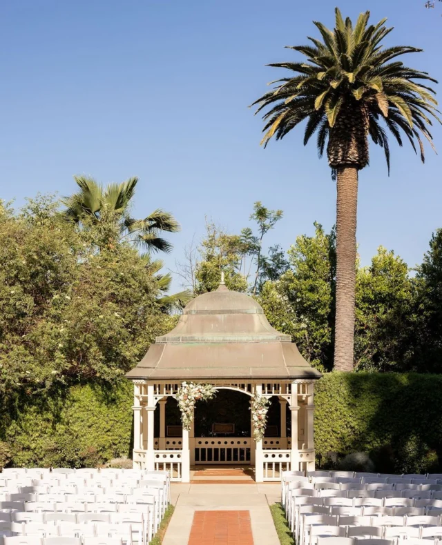 Surrounded by natural beauty, our gazebo is the perfect place to bring chic and whimsical romance to your ceremony. ⁠
⁠
💐: Colour Classics⁠
📸: @kelseyrinaldiphoto⁠
Coordination: @cynthiawennberg⁠
⁠
#camarilloranch #camarilloranchweddings #outdoorweddings #rusticweddings #intimateweddings #gardenweddings #weddinginspo #eventvenue #weddingvenue #weddingideas